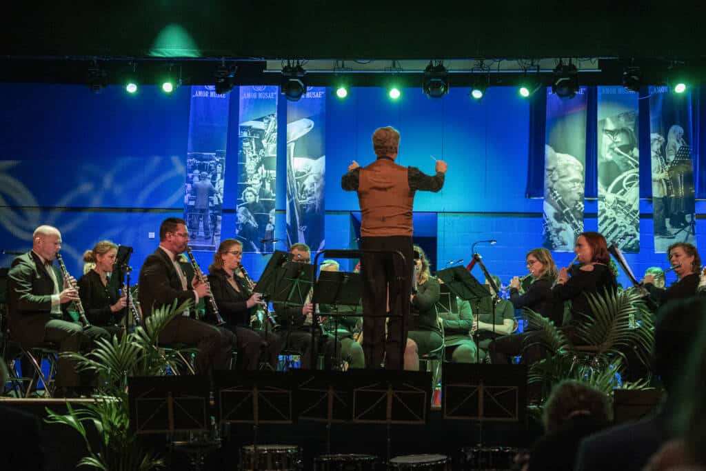 Onder het genot van een oliebol, ook nu weer gebakken door oud-voorzitter Ingeborg Spijkers, werden de bezoekers in de bomvolle zaal van De Drie Linden getrakteerd op een gevarieerd, licht klassiek programma onder de titel ‘Happy New Music’.