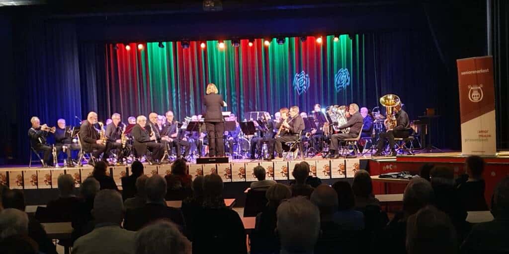 Onder de bezielende leiding van dirigent Judith van Boven nam het orkest het publiek mee op een gevarieerde reis langs bekende en toegankelijke werken van grootheden zoals Édith Piaf, Louis Armstrong, André Rieu, Andrea Bocelli en een sprankelende concertmars.