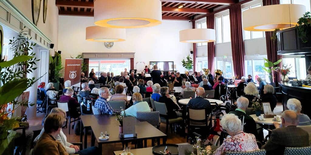 Donderdag 27 maart 2025 trok het Seniorenorkest naar WZC Ruitersbos in Breda. Daar nam het orkest, o.l.v. Judith van Boven, de bewoners en hun begeleiders en verzorgenden opnieuw mee op een luchtige muzikale reis langs tal van landen.