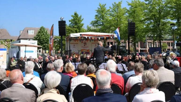 Koningsdagconcert Amor Musae op zonovergoten Markt Prinsenbeek