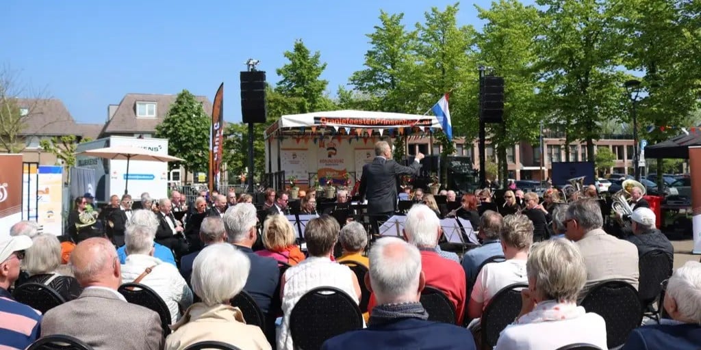 Koningsdagconcert Amor Musae op zonovergoten Markt Prinsenbeek