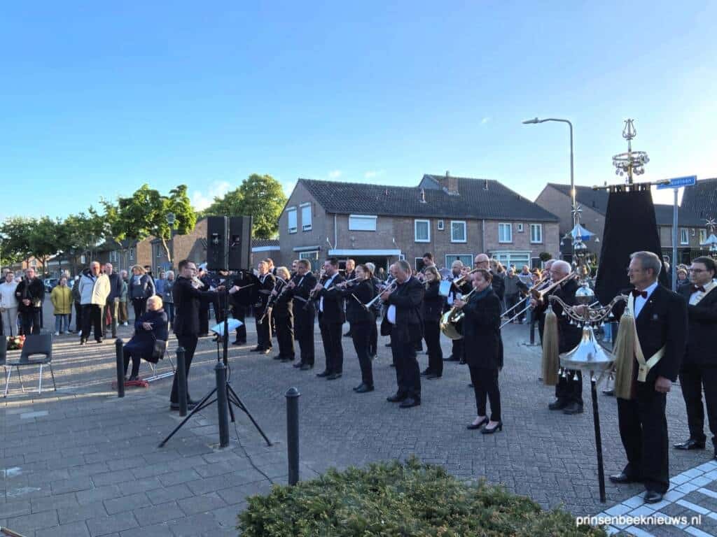 Ook dit jaar verzorgde Amor Musae op 4 mei jl. weer de muzikale omlijsting van de Dodenherdenking. Op de klanken van de Marche Funèbre liepen de kerkgangers, uit de dienst in de kerk OLV ten Hemelopneming, in een stoet achter Amor Musae naar de Vredeskapel.