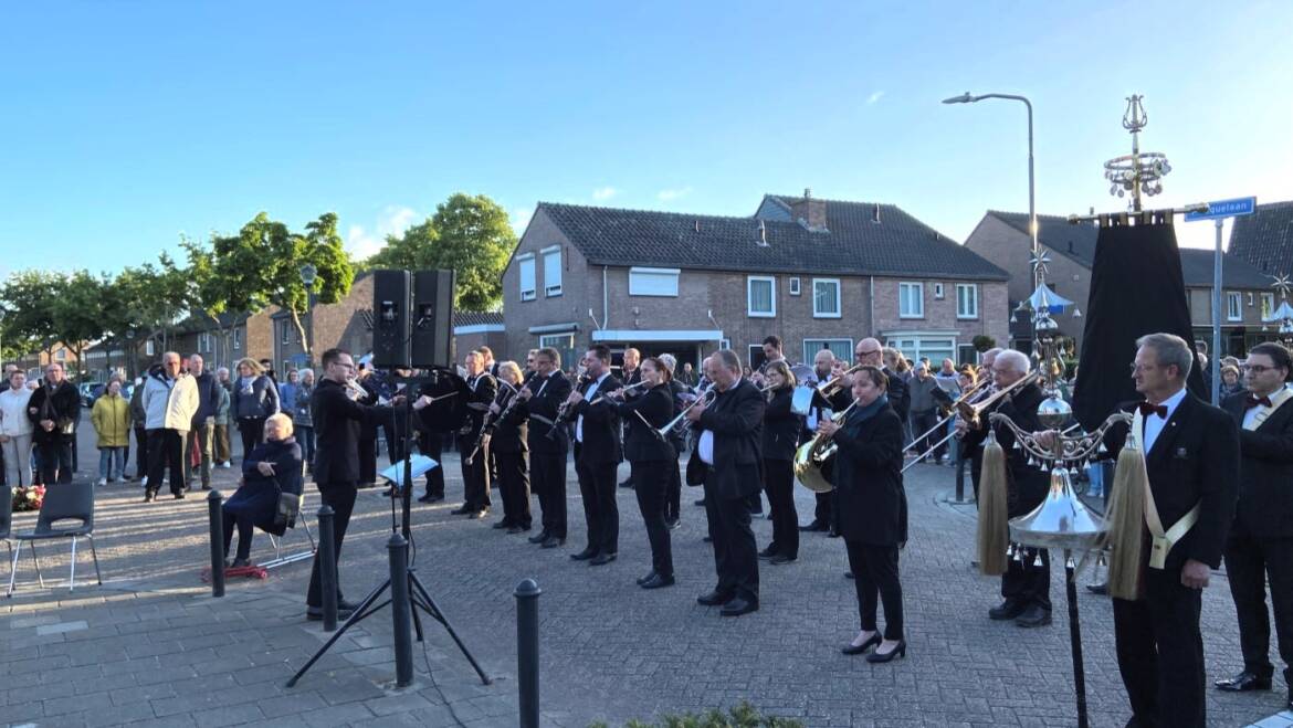 Muzikale omlijsting dodenherdenking door Amor Musae