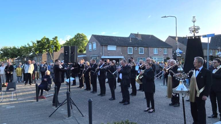 Muzikale omlijsting dodenherdenking door Amor Musae