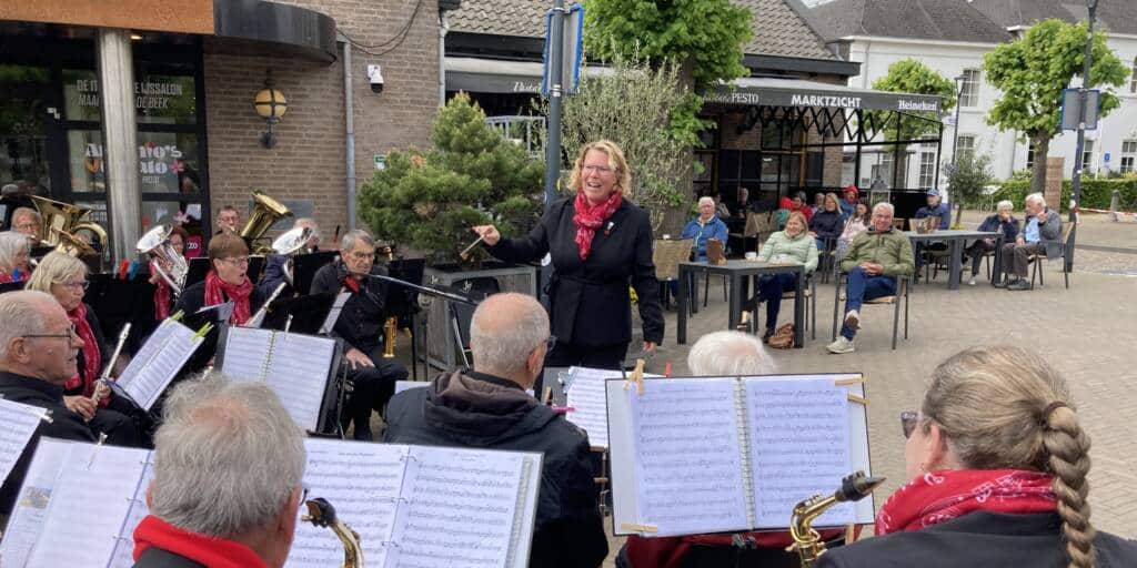 De Markt in Prinsenbeek stond maandagochtend 5 mei jl. in het teken van muziek en vrijheid. Het Seniorenorkest van Amor Musae gaf daar een feestelijk concert ter gelegenheid van 80 jaar bevrijding.