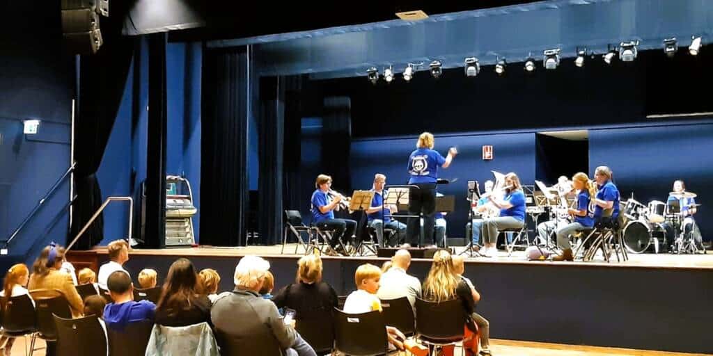 Donderdagavond 22 mei en maandagmorgen 26 mei jl. verliepen de repetities van resp. het Opleidingsorkest en het Seniorenorkest wat anders dan anders. Ons Opleidingsorkest nodigde basisschoolleerlingen en hun ouders uit voor een concertje, met na afloop voor iedereen (ook voor de volwassenen!) gelegenheid om ook zelf eens een of meer instrumenten uit te proberen.