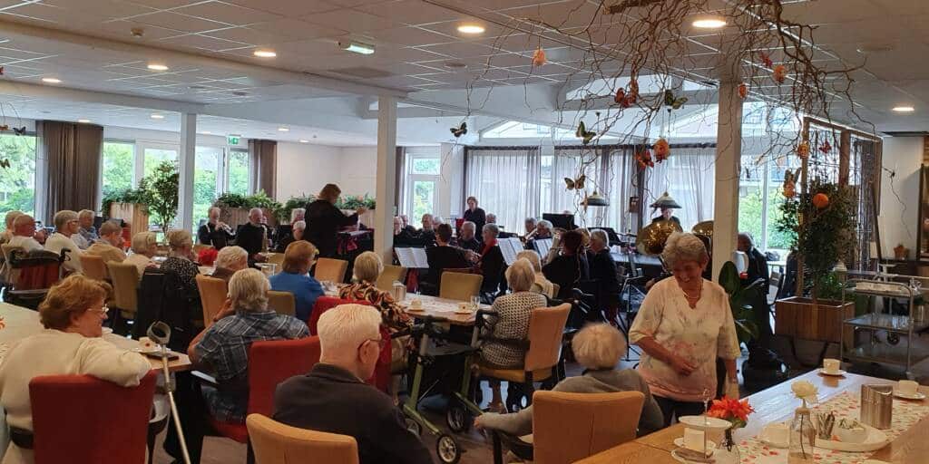 Dinsdag 27 mei 2025 toog het Seniorenorkest naar Zevenbergen voor een optreden bij Westhoek. Daar nam het orkest, o.l.v. Judith van Boven, de bewoners en hun begeleiders en verzorgenden mee op een vrolijke muzikale reis.