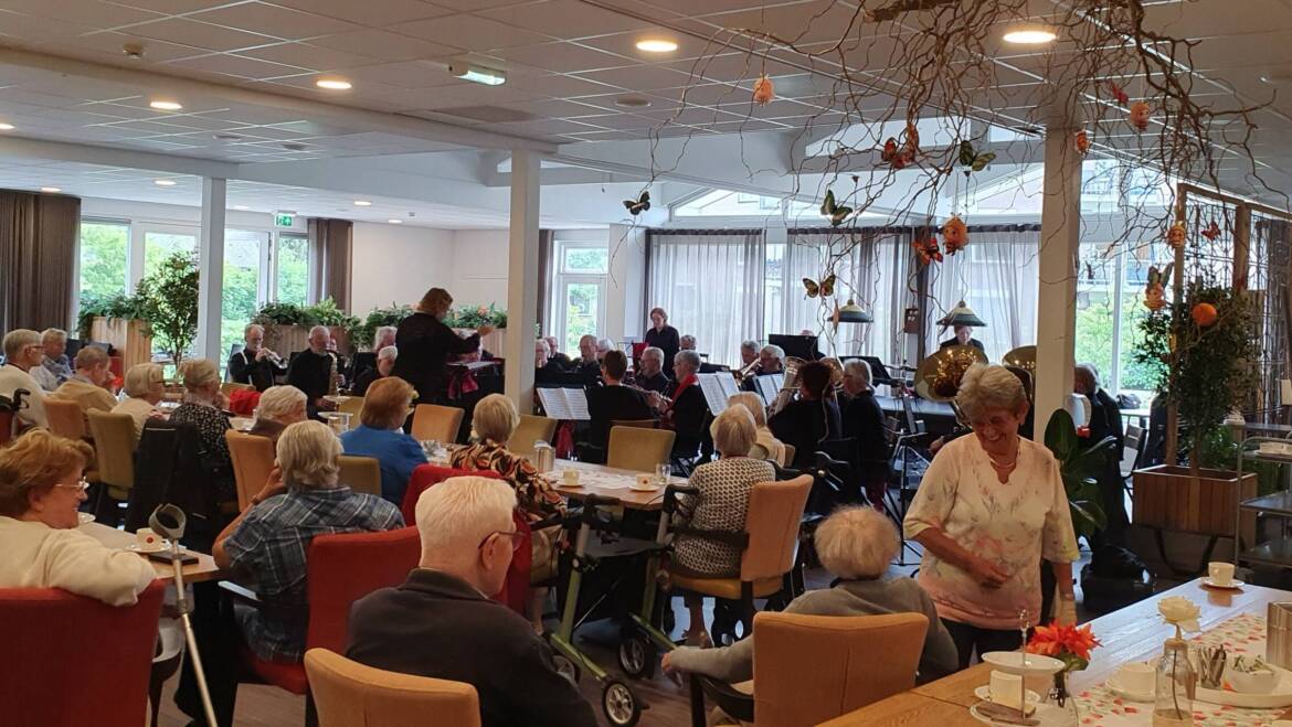 Seniorenorkest Amor Musae op bezoek bij Westhoek Zevenbergen