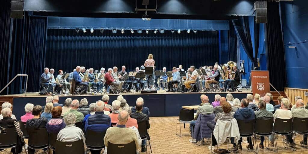 Maandagochtend 10 uur, Jumbo Miegielsen-zaal, De Drie Linden. Het reguliere aanvangstijdstip van de repetities van het Seniorenorkest van Amor Musae. Dit keer was het anders, want het Seniorenorkest had voor het eerst belangstellende Bekenaren uitgenodigd om op 26 mei 2025 eens een generale repetitie mee te beleven.