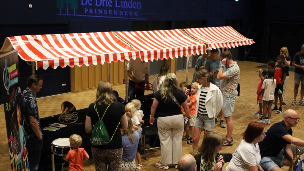 Bij de Open Dag De Drie Linden op zaterdag 16 augustus 2025 was iedereen weer welkom om kennis te komen maken met het brede aanbod aan activiteiten, organisaties en verenigingen die actief zijn in en rond sport- en welzijnsaccommodatie De Drie Linden. Samen met de Stichting Musical Instruments for Children en Stichting Muziekopleiding Baronie was ook Amor Musae weer present.