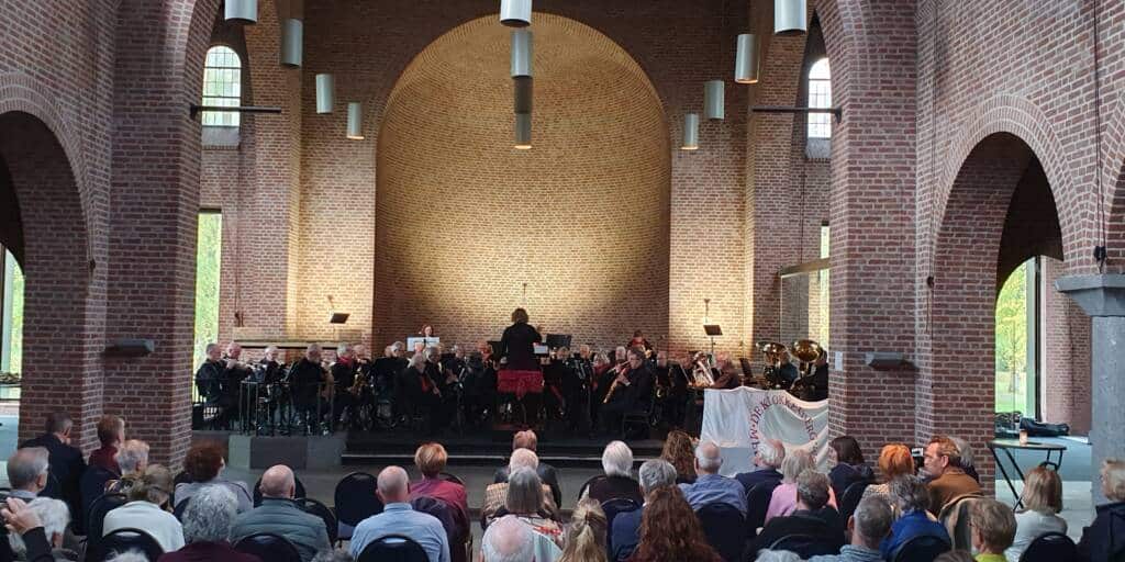 Het Seniorenorkest van Amor Musae speelde zondag 12 oktober 2025 in de kapel van het voormalige sanatorium De Klokkenberg bij het Mastbos in Breda. En zowel publiek als muzikanten genoten van een mooie muzikale middag op een markante locatie.