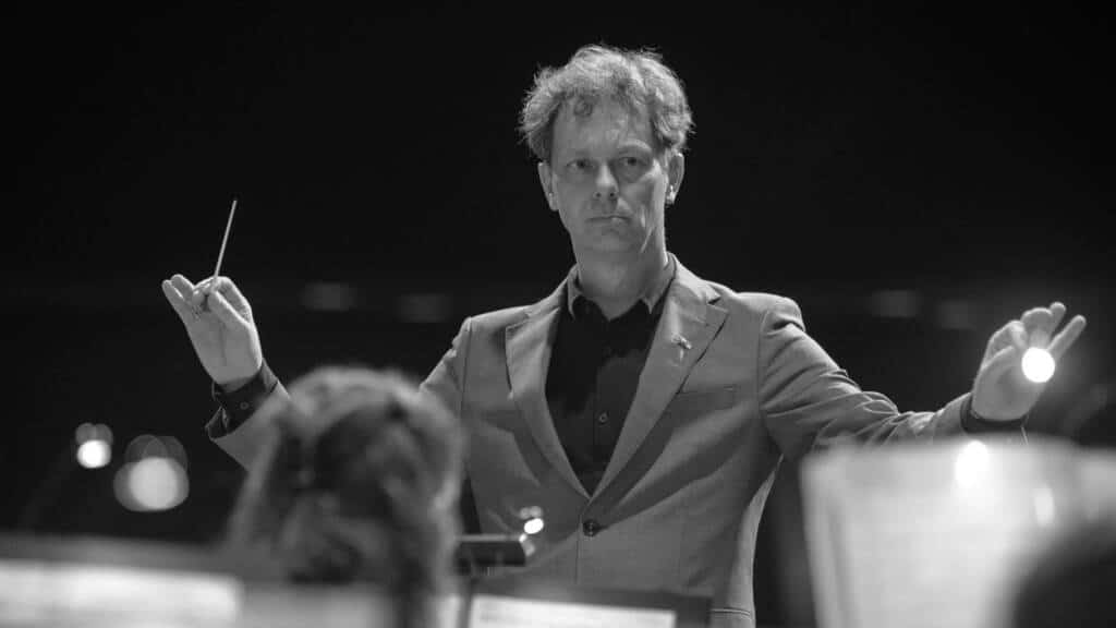 Tijdens het Nieuwjaarsconcert 2026, op 11 januari a.s. neemt dirigent Rob Sloekers bij het Groot Orkest zowel letterlijk als figuurlijk het stokje over van Frans van Dun.