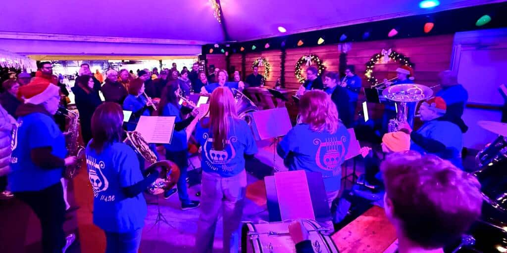 Het Opleidingsorkest van Amor Musae zorgde zaterdagmiddag voor nog meer kerstsfeer bij de schaatsbaan van WinterWonderBeek. Het publiek heeft genoten, getuige het applaus en het zachtjes meezingen.